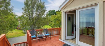 Chesapeake Bay Views & Private Deck: Cozy Cottage