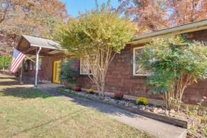 Interior - Countryside Cottage on 5 Acres! Easy Commute to DC (Clifton)