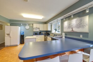 Interior - Countryside Cottage on 5 Acres! Easy Commute to DC (Clifton)