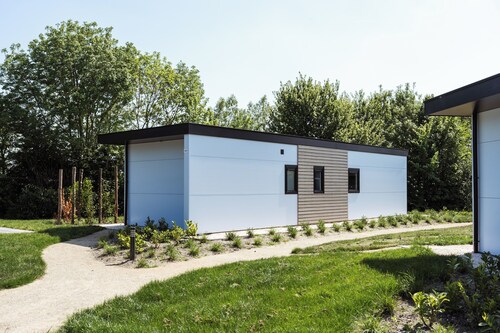 Kaag Villas: charming 2-bedroom chalet #310 by peaceful canals amid Dutch nature