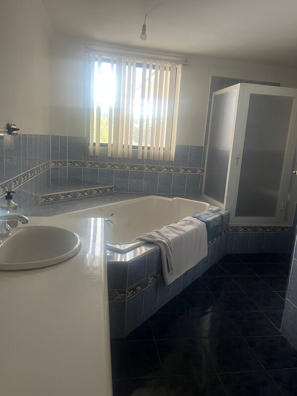 ヘアドライヤー、タオル、石鹸、トイレットペーパー