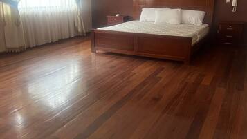 5 bedrooms, iron/ironing board, WiFi, bed sheets