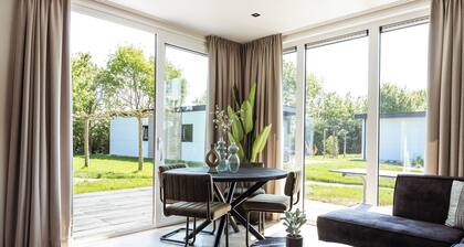 Kaag Villas: charming 2-bedroom chalet #332 by peaceful canals amid Dutch nature