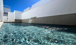 Inomhuspool och utomhuspool