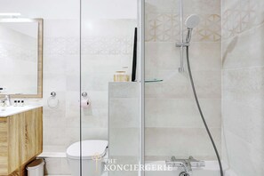 Shower, hair dryer, towels