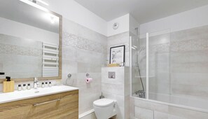 Shower, hair dryer, towels - Appartement avec balcon – Proche de l’Hippodrome (Suresnes)