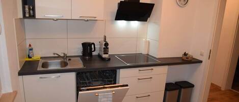 Køleskab, mikrobølgeovn, ovn, kogeplade