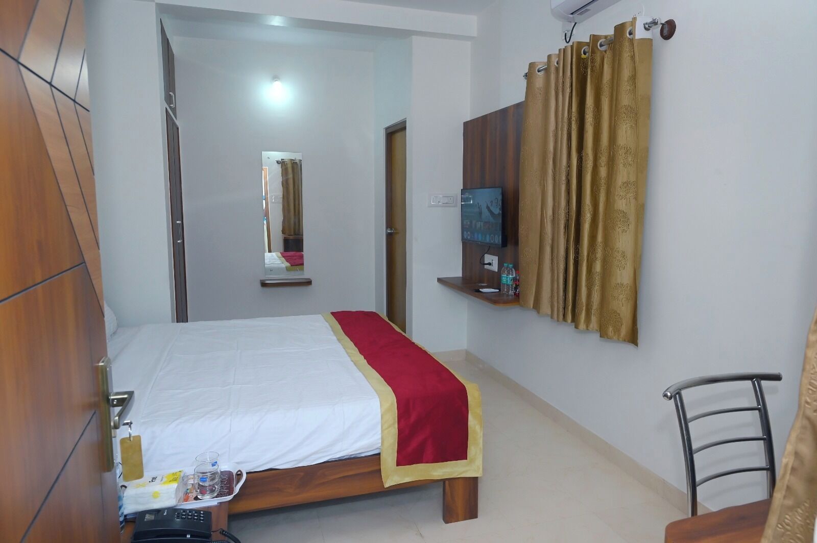 Deluxe dubbelrum - utsikt mot staden | Unika möbler, skrivbord, arbetsyta för laptop och mörkläggningsgardiner