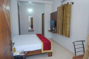 Dobbeltrom – deluxe, byutsikt | Individuelt innredet, skrivebord og skrivebord for bærbar PC