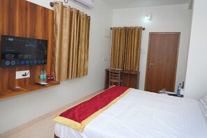 Deluxe Double Room, City View | Dilengkapkan perabot secara berasingan, meja, ruang kerja komputer riba 