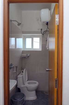 Deluxe Double Room, City View | Bathroom