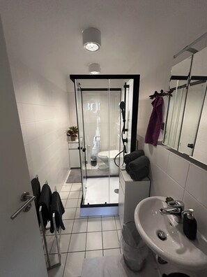 Douche, sèche-cheveux, bidet, serviettes fournies