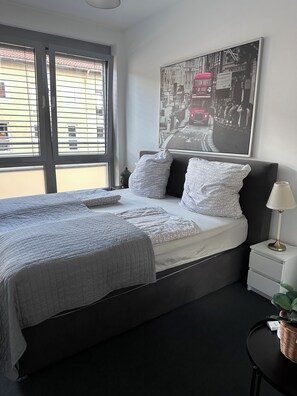 7 bedrooms, WiFi, bed sheets