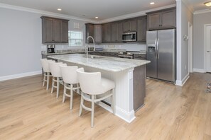 Fridge, microwave, oven, stovetop - 7 Bedroom, 2nd Row with a Private Pool - Driftwood Dreams (Surfside Beach)