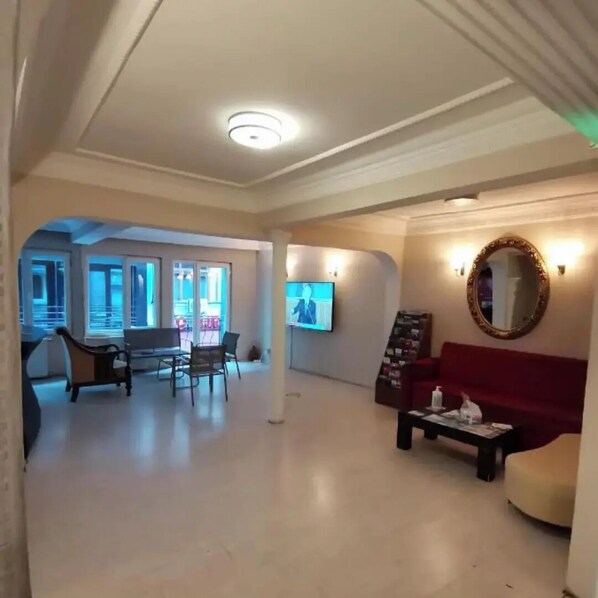 Lobby sitting area - Taksim Hotel Şato (Istanbul)