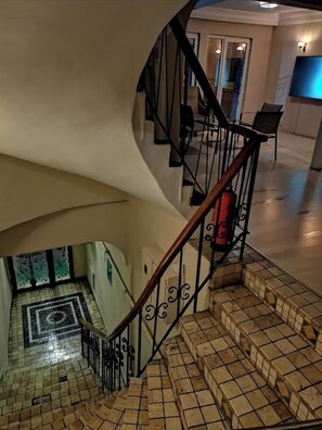 Lobby sitting area - Taksim Hotel Şato (Istanbul)