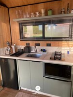 Cabana luxo, vista para a montanha | Cozinha privada | Frigobar, micro-ondas, talheres/pratos/utensílios de cozinha