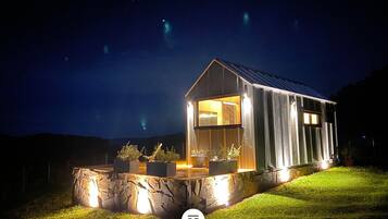 Deluxe huisje, uitzicht op bergen | Kamervoorziening