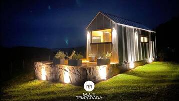 Voorkant accommodatie - avond/nacht