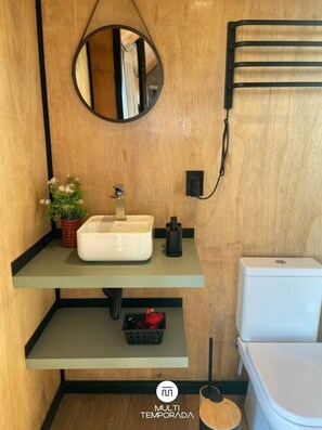 Deluxe huisje, uitzicht op bergen | Badkamer | Een douche, een haardroger, handdoeken, toiletpapier