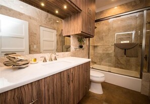 Hair dryer, towels - The Rod and Reel Resort-Suite 2 (Anna Maria)