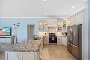 Private kitchen - Luxury Florida Retreat with Lake Views, Pool & Spa in Prestigious Lely Resort (Naples)