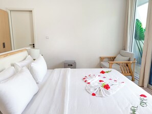 Escritorio y espacio para trabajar con laptop 