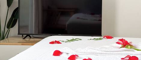 Schreibtisch, laptopgeeigneter Arbeitsplatz, Bügeleisen/Bügelbrett