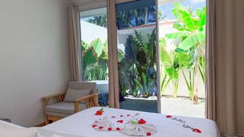 Desk, laptop workspace, iron/ironing board, free WiFi