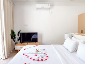 Una scrivania, postazione laptop, ferro/asse da stiro, Wi-Fi gratuito