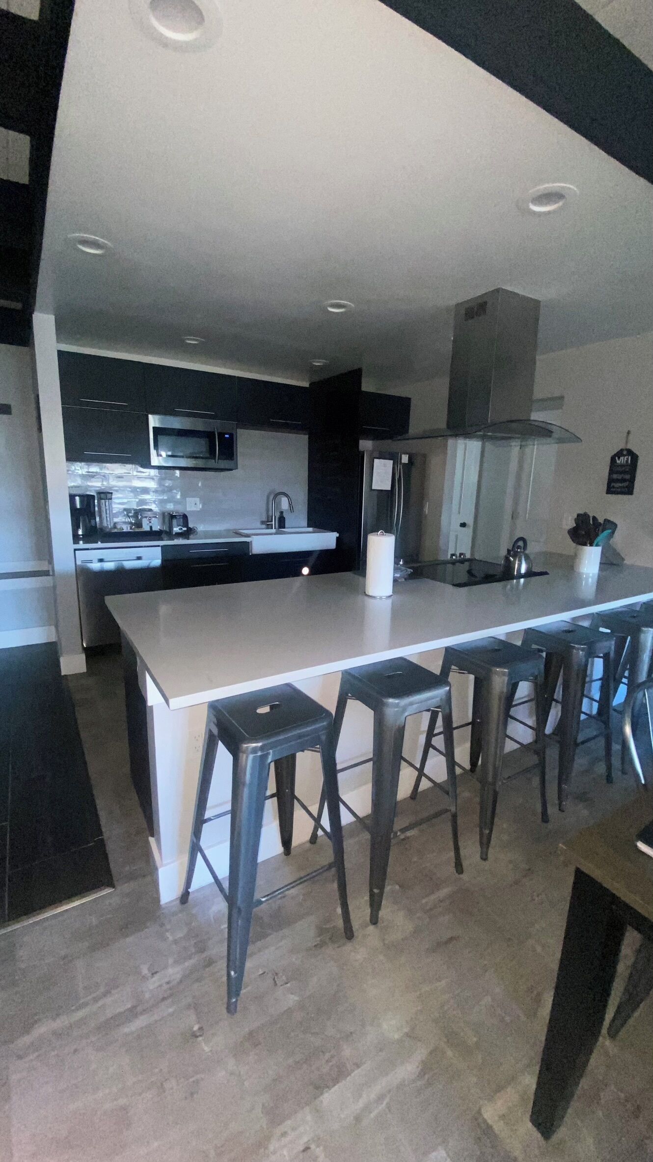 Jääkaappi, mikroaaltouuni, uuni, liesi