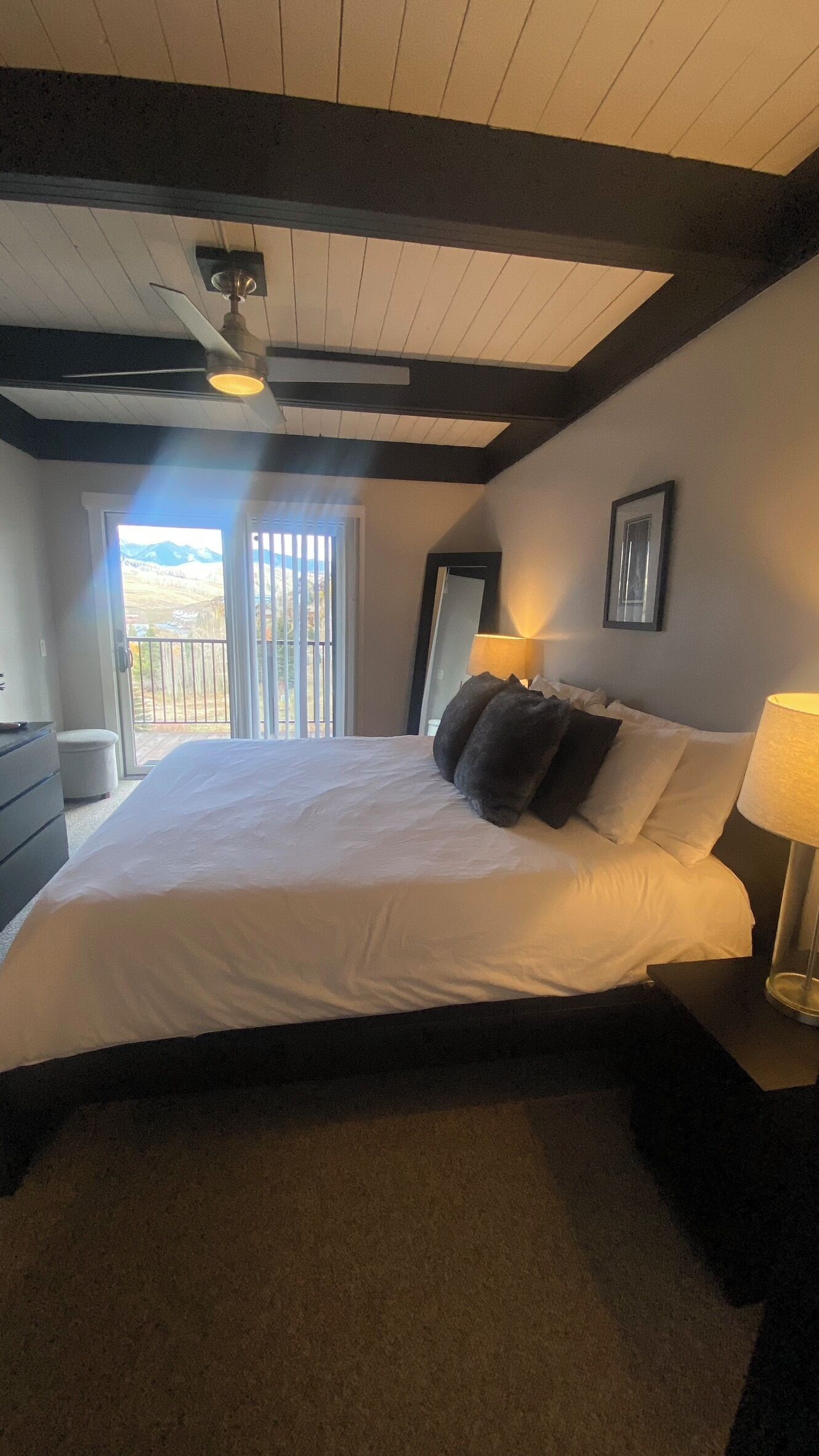 Silitysrauta/-lauta, Wi-Fi, vuodevaatteet