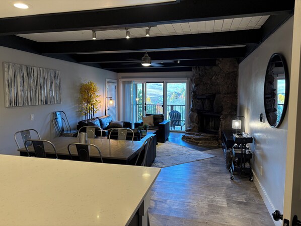 Télévision, cheminée