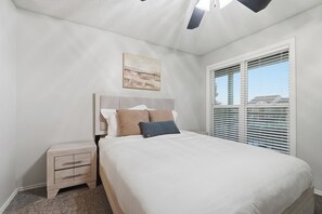 2 bedrooms, desk, iron/ironing board, travel cot - District West Stay | Cozy, Nice & Convenient (Lubbock)