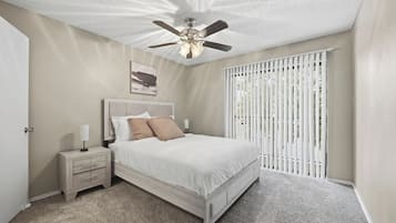 2 chambres, bureau, fer et planche Ă repasser, lit parapluie