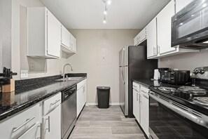 Jääkaappi, mikroaaltouuni, uuni, liesi