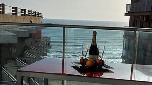 A balcony with a table set for two, overlooking the sea. - Sea sunrise (Guardamar del Segura)