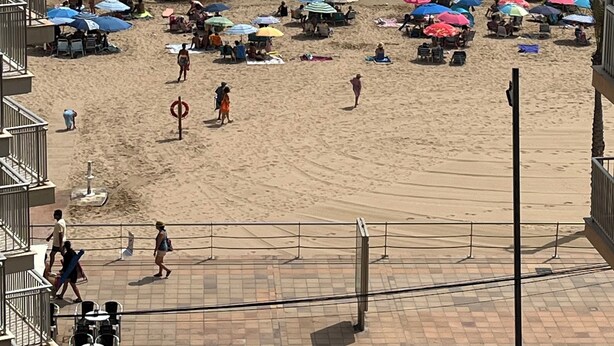 A beach with umbrellas and people. - Sea sunrise (Guardamar del Segura)