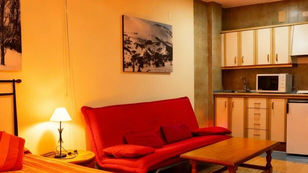 Comfort studio | Woonruimte | Een 42-inch flatscreentelevisie met kabelzenders