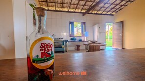 Kühlschrank, Herdplatte, Wasserkocher mit Kaffee-/Teezubehör, Mixer