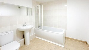 Ein Badezimmer mit Toilette, Waschbecken und Badewanne.