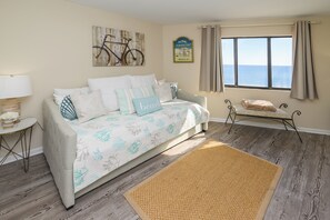 3 bedrooms, WiFi - 3 Bed, 3 Bath, Oceanfront Condo - Royal Garden Resort 701 (Garden City)