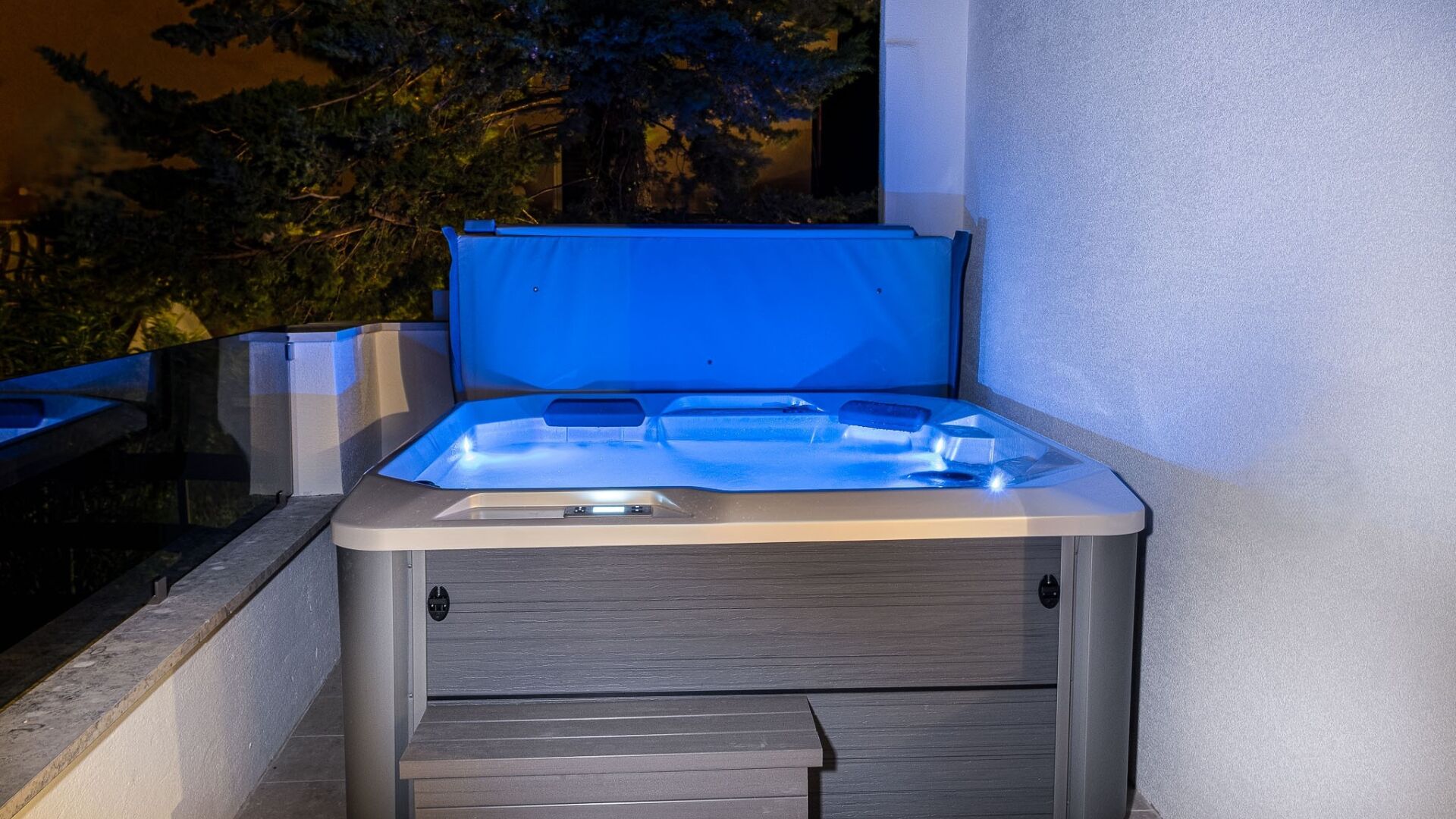 Outdoor spa tub
