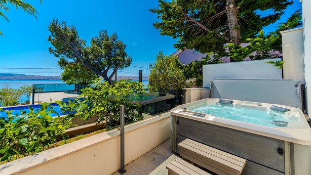 Ein Whirlpool mit Pool und Meerblick.