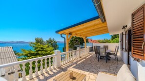 Outdoor dining - Villa Figs beachfront Apartman 2 By Villas Guide (Cesarica)