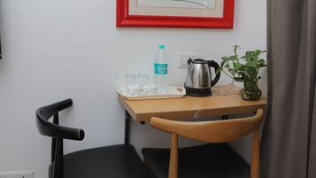 Caja de seguridad en la habitación y escritorio