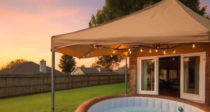 Downtown Oasis • Hot Tub + Game Room Fun - Cozy