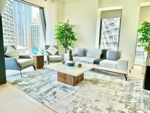TV - 3 bdr Chic Apt with Burj Khalifa & Fountain views! (Dubai)