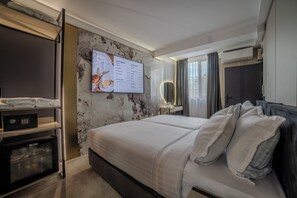 奢华双人房, 1 张特大床 | 客房内保险箱、办公桌、笔记本电脑工作区、遮光窗帘