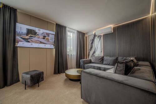 Appartement exclusif, 1 très grand lit et 1 canapé-lit, vue sur la ville | Aire de séjour | Téléviseur